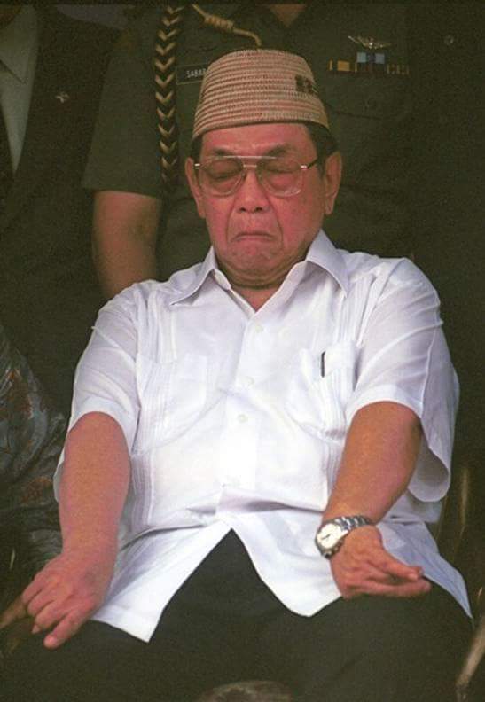Alinsyira_Nawa's tweet photo. Gus Dur ditanya oleh Kyai Marzuki sendiri mengapa sering ke gereja ?

Jawab beliau : "Apa tidak boleh aku merawat umat yang tercecer ? Kamu kira di gereja tidak ada umat islam yang bekerja di sana ?, Apa salah bila di Gereja aku menyampaikan kebenaran Islam ?"
#TerimaKasihGusDur https://t.co/5zQaTnOcci