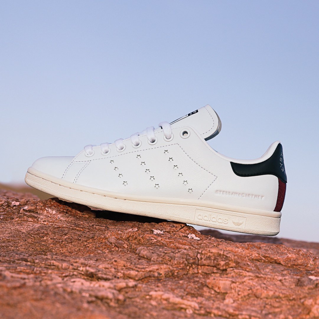 The first ever vegan Stella #StanSmith sneaker is available in stores from September 10th. Pre-order now: stell.am/2M5Rxrc 
#StellaSneakerWeek