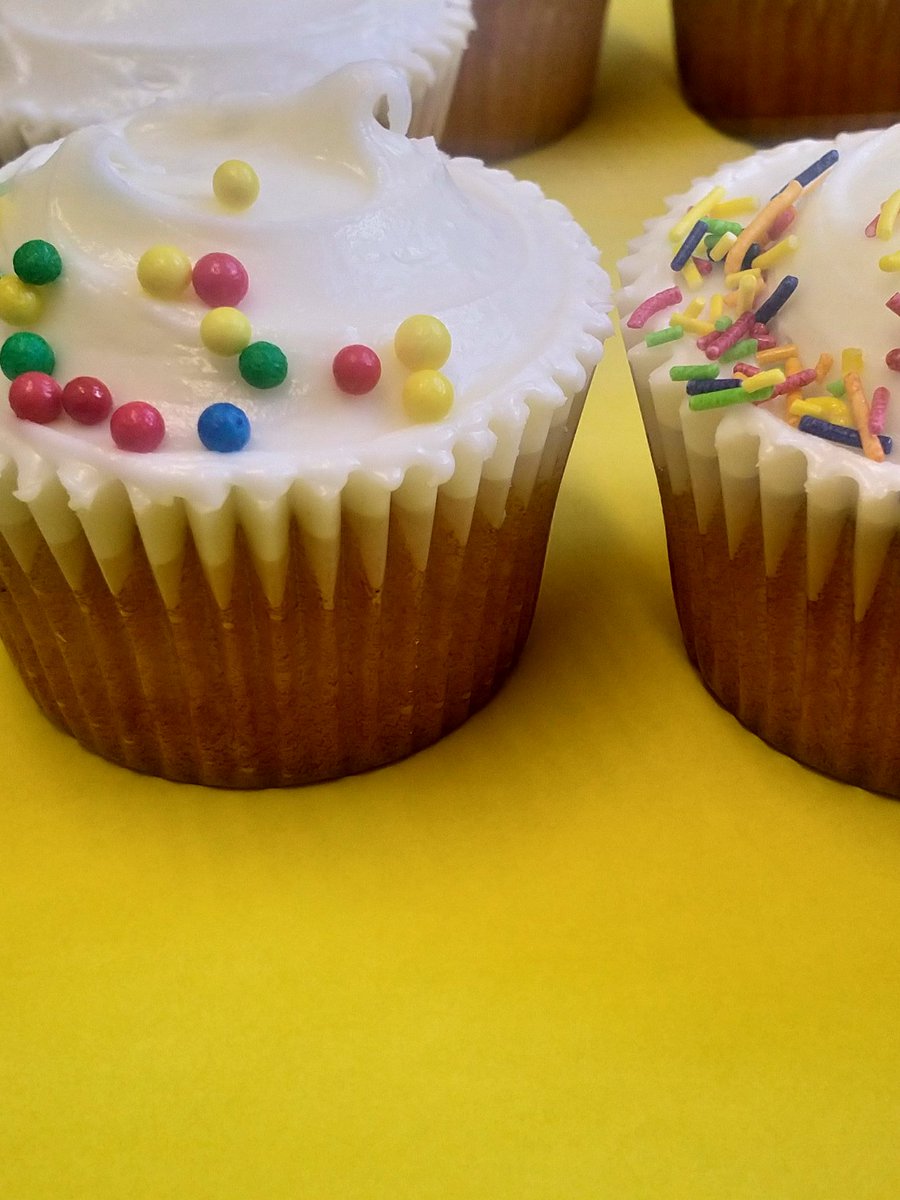 LittleOcean1's tweet photo. 12 vanilla cupcakes with a cream cheese frosting......around the #islington #oldstreet area https://t.co/Kn3njUo8NQ