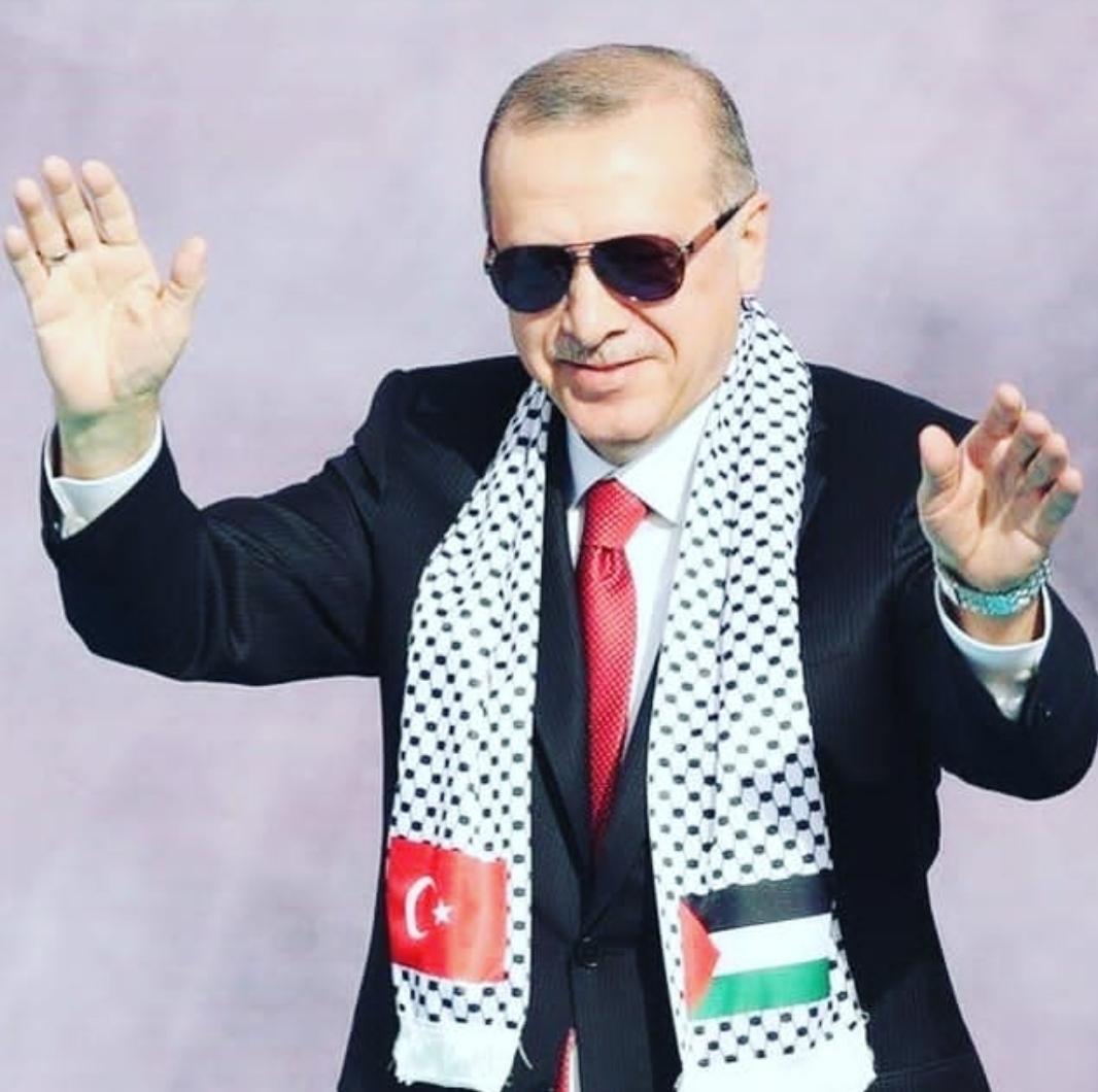 yaminpour's tweet photo. در نشست سه جانبه تهران روسای جمهور ایران و روسیه اظهارات خود را بر پاکسازی و مبارزه با تروریسم متمرکز کردند ولی #اردوغان درباره حفظ جان غیرمسلحین و جلوگیری از خونریزی در #ادلب حرف زد.
اینچنین است که یکی از اصلی‌ترین عوامل بحران #شام همچنان خود را قهرمان جهان اسلام معرفی می‌کند. https://t.co/Rtc1xX62LK