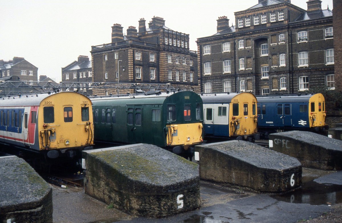 Se_Railway's tweet image. 🧐 It's #ForgottenFriday time, who can identify this stylish location, and more importantly #whoworeitbetter ? #NetworkSouthEast ^CC