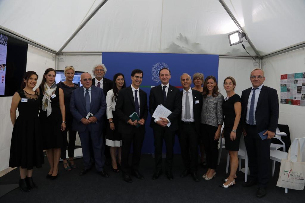 ItalyinGermany's tweet photo. #Bürgerfest2018: il Sottosegretario @guglielmopicchi nello stand dell'Ambasciata e dell' @IICBerlino https://t.co/0cHWydhLAs