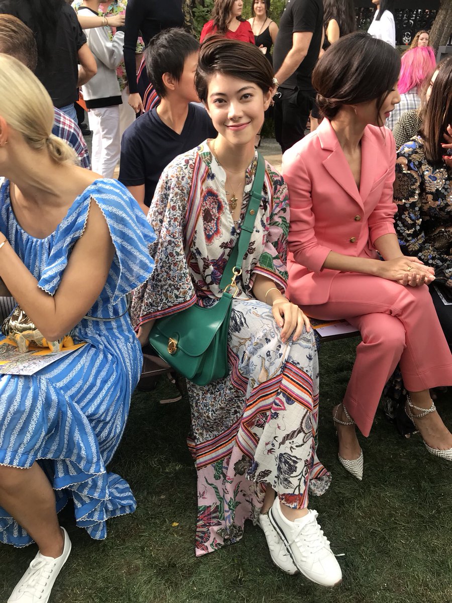 Nyコレ取材 トリー バーチ のショーで森星をスナップ ロングドレスにスニーカーを合わせたカジュアルなルック 素敵です Toryburch Nyfw 森星 Wwd Japan Scoopnest