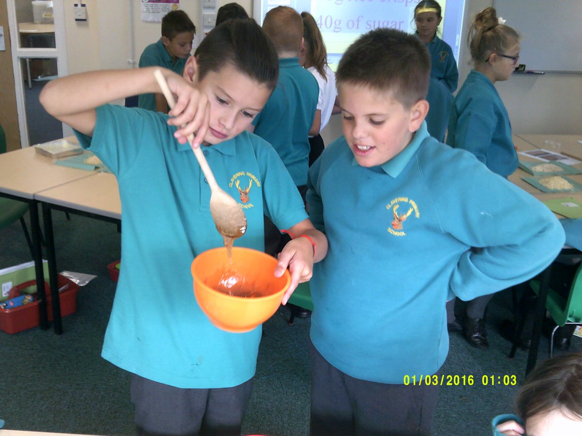 ClaveringTS27's tweet photo. #5JB Today we enjoyed answering our set question for Science day, 'How amazing is your body?' We produced a healthy snack, created advertisements for our new product and investigated if we perform better after a healthy meal. #ScienceDay2018 @GetHpoolActive @YouthSportTrust https://t.co/KrBE2xvKr2
