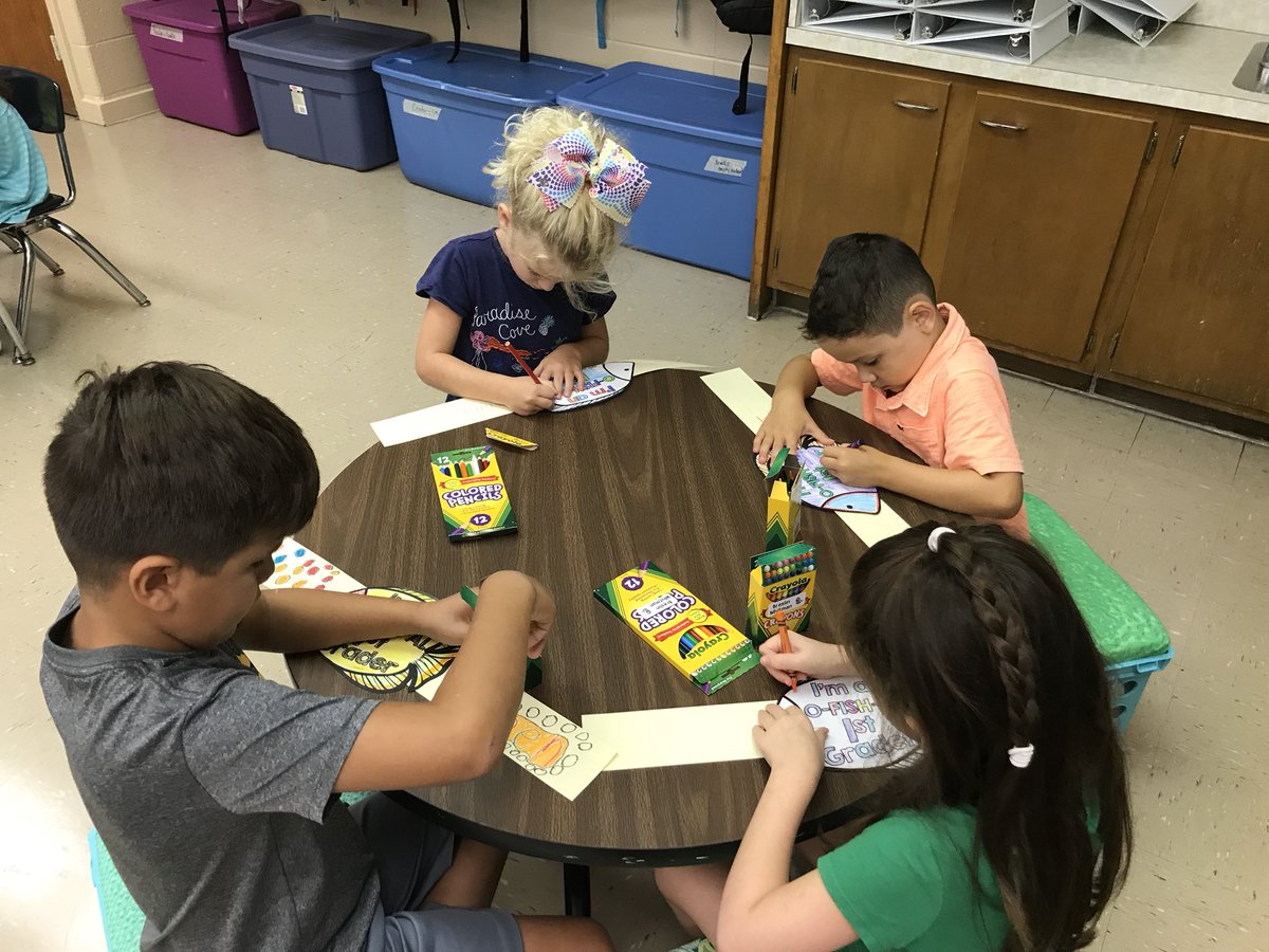 ARKknights1's tweet photo. Mrs. Xenakis and her 1st graders learning about being a bucket filler and the importance using kind and caring words. #wearechps ##chpschat https://t.co/HUzeHiDAFS