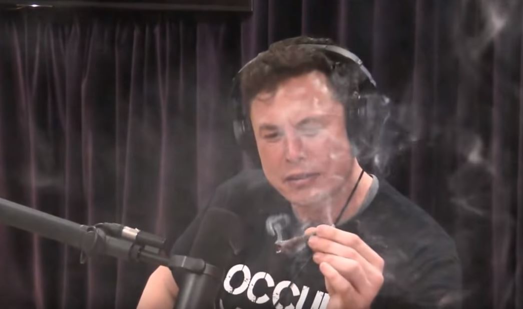 elEconomistaes's tweet photo. Elon Musk ha repasado la estrategia de la empresa mientras daba algunas caladas a un porro de marihuana
https://t.co/nawQ49dnqq https://t.co/d1054zg4AC