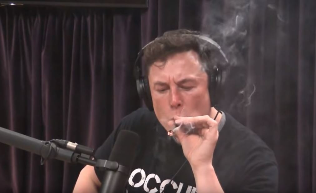 elEconomistaes's tweet photo. Elon Musk ha repasado la estrategia de la empresa mientras daba algunas caladas a un porro de marihuana
https://t.co/nawQ49dnqq https://t.co/d1054zg4AC