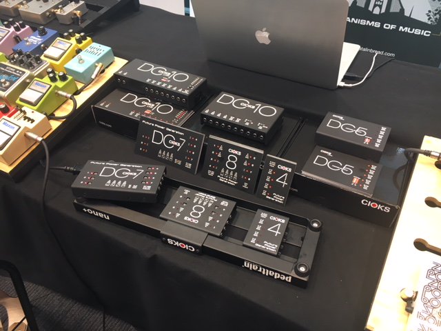 FillingDistrib's tweet photo. 🎸 @CIOKS est aussi au Guitar Summit avec le nouveau DC7 « New Power Génération » ! Il sera dispo dans 2 semaines et les 2 Cioks 4 et 8 a suivre au début de l'année 2019 ! https://t.co/ZNQvEZ3HUI