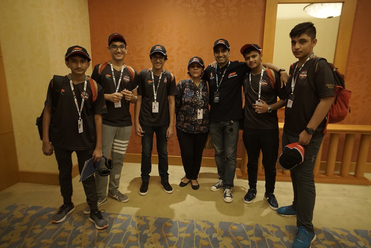 STEMRacingHQ's tweet image. Capping off an amazing first day
#SpeedUpYourCareer #F1SWFMoment @rwsentosa