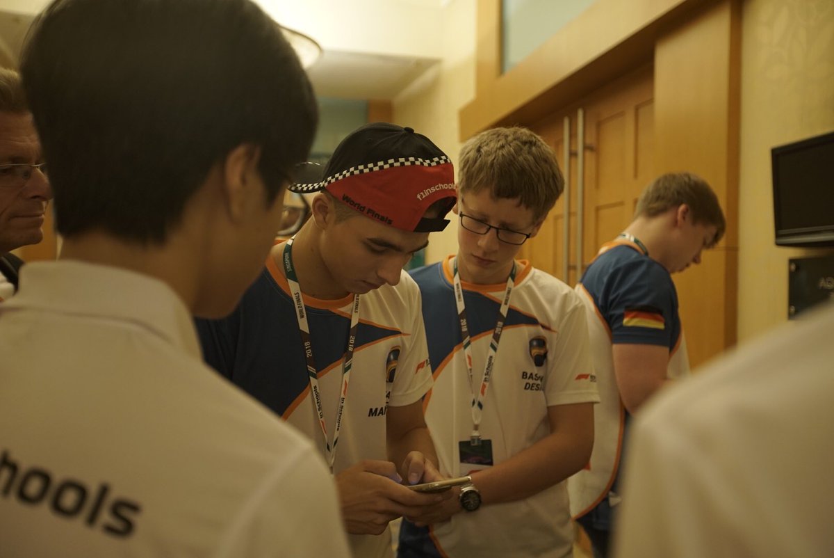 STEMRacingHQ's tweet image. Capping off an amazing first day
#SpeedUpYourCareer #F1SWFMoment @rwsentosa