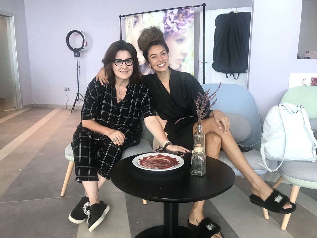 ¡Ya estamos en el #backstage a pleno rendimiento para dejar a las chicas listas para el desfile! Además, gracias a <a href="/GrupoMontesano/">Montesano</a> tenemos jamón de bellota ibérico para picar. ¡Está buenísimo! 😋⏳✨#7deseptiembre #MyMFSMB #VisitPuertodelaCruz #tenerifemoda #ultimarosadelverano