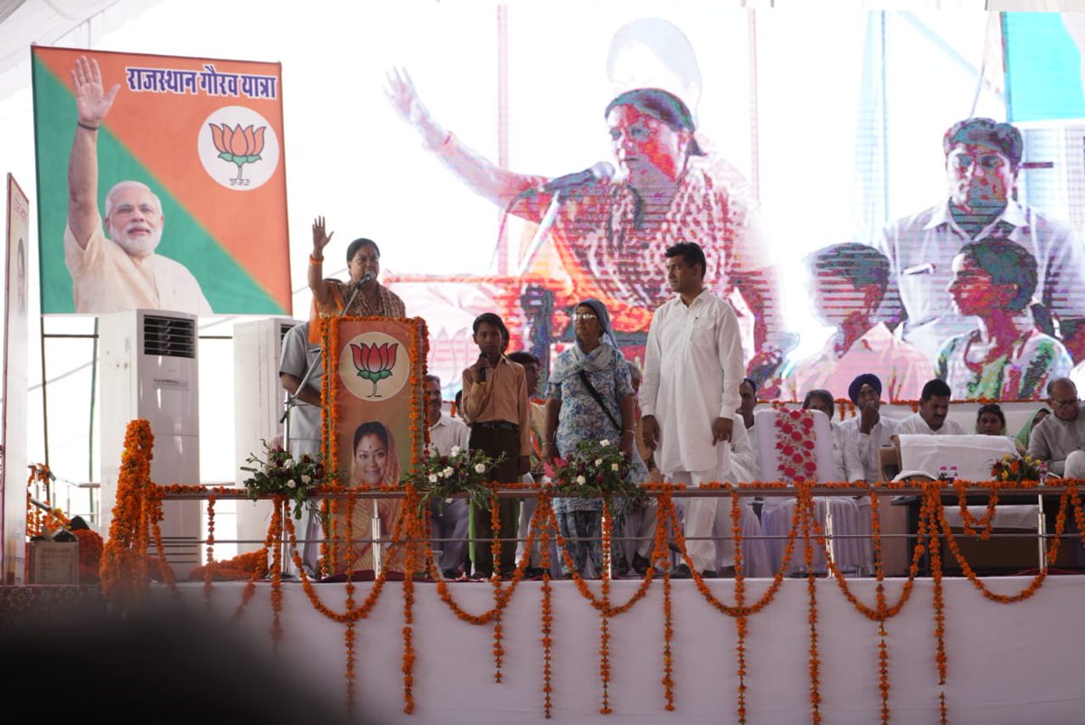 VasundharaBJP's tweet photo. किसान भाइयों-बहनों के कल्याण के लिए राज्य सरकार दृढ़ संकल्पित है। पहले किसानों को 50% फसल खराब होने पर मुआवजा मिलता था लेकिन अब 33% फसल खराबी पर भी किसानों को मुआवजा मिल रहा है। इसके लिए मैं माननीय प्रधानमंत्री श्री @narendramodi जी को आभार व्यक्त करती हूँ।
#RajasthanGauravYatra https://t.co/kzMT6Sa430