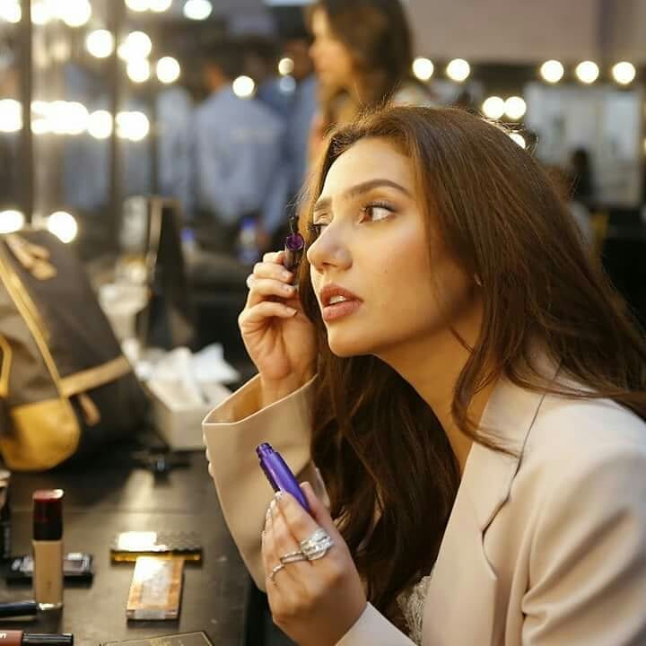 ShowbizAndNewz's tweet photo. #mahirahkhan captured as @LOrealHair Spokesperson in @elanofficial wearing @neemarjewels for #PLBW18. @TheMahiraKhan #BeautyMeetsFashion #MahiraKhan 📸 https://t.co/XGFTUZGjgh