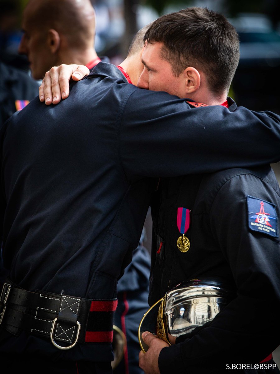 PompiersParis's tweet photo. #Hommage Ce matin, un hommage national a été rendu au caporal Geoffroy HENRY à l’Etat-major de la BSPP. Il a reçu les insignes de chevalier de l’ordre de la Légion d’honneur et a été décoré de la médaille militaire à titre posthume. https://t.co/2iixw9jbn4