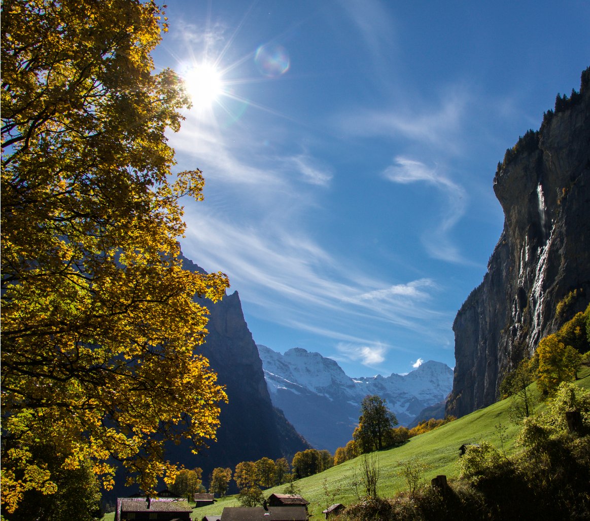 Lauterbrunnen valley with its Lord of the Rings like landscape is shining in beautiful Autumn colours. No Dwarves or Elves but athletes of the Jungfrau Marathon will run through this epic scenery tomorrow. 🏃🍁
 
<a href="/MyLauterbrunnen/">MyLauterbrunnen</a> 
#lauterbrunnen #jungfrauregion #madeinbern