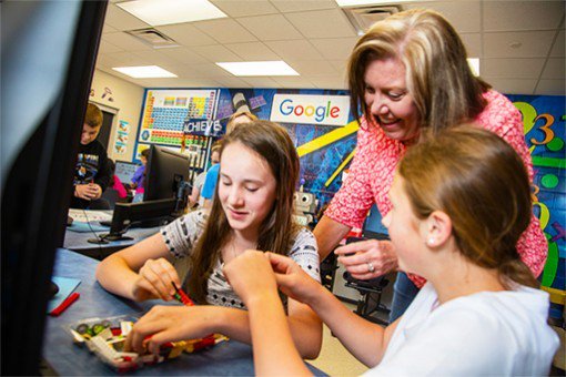 swhutton's tweet photo. Corporate giving plays a big role in making this experience a possibility.  #SmartCitiesWI #buildgreatschools #innovative #WisconsinPTA #wiedu #WIgoesback2school #soexcited @InWisconsin @CFFoxValley https://t.co/1SOtsC6bTz
