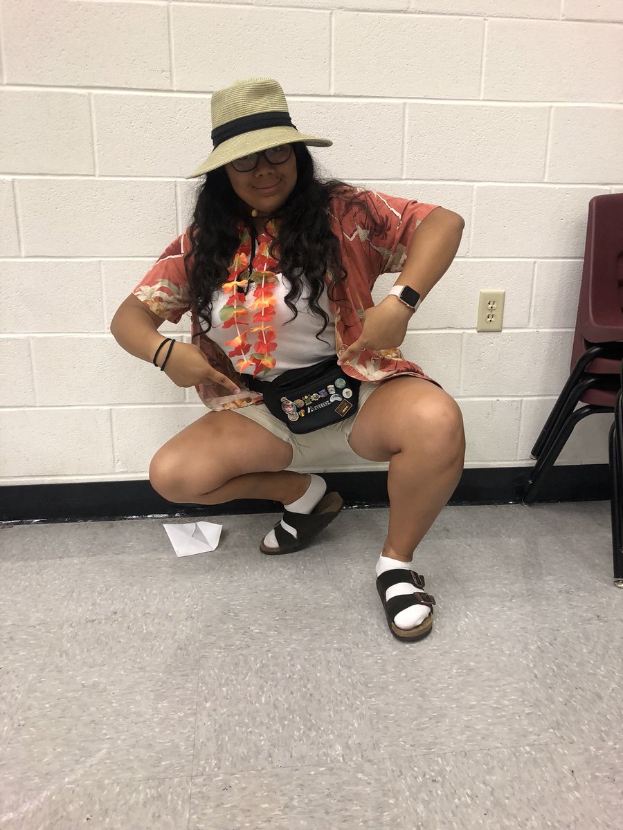 __nataliii__'s tweet photo. I wish I could dress like this everyday! @lewisvillestuco #lhsspiritday #FARMERPRIDE https://t.co/HtTA7pW4U7