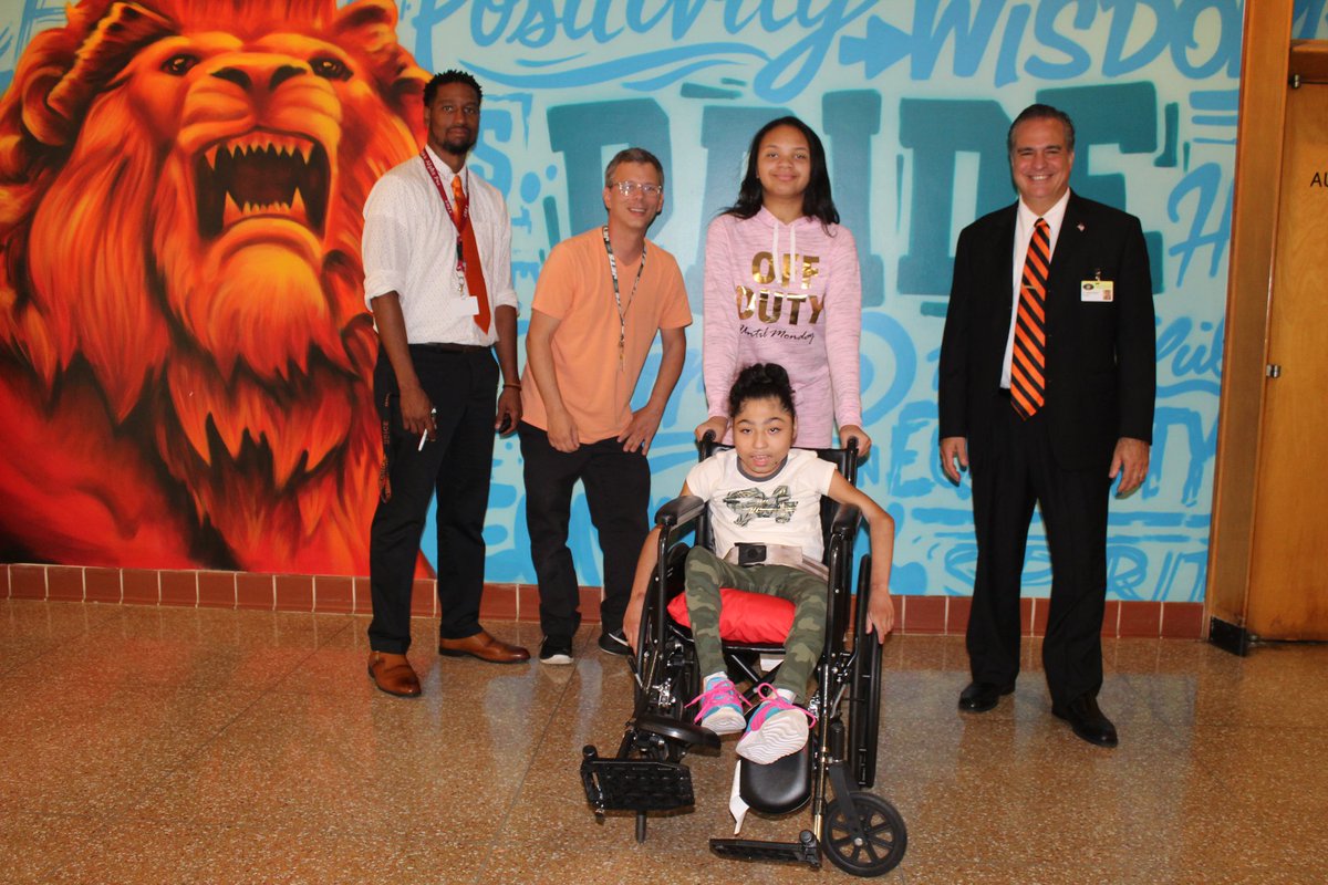 WeAreHTSD's tweet photo. It's Day 3 in our @WeAreHTSD Back To School series. Greenwood Elementary School, @LangtreeSchool, @KlocknerSchool &amp; @grice_htsd began their day off with smiles and team spirit #htsd #htsdpride #differencemakershtsd https://t.co/pjEtkU0eoS