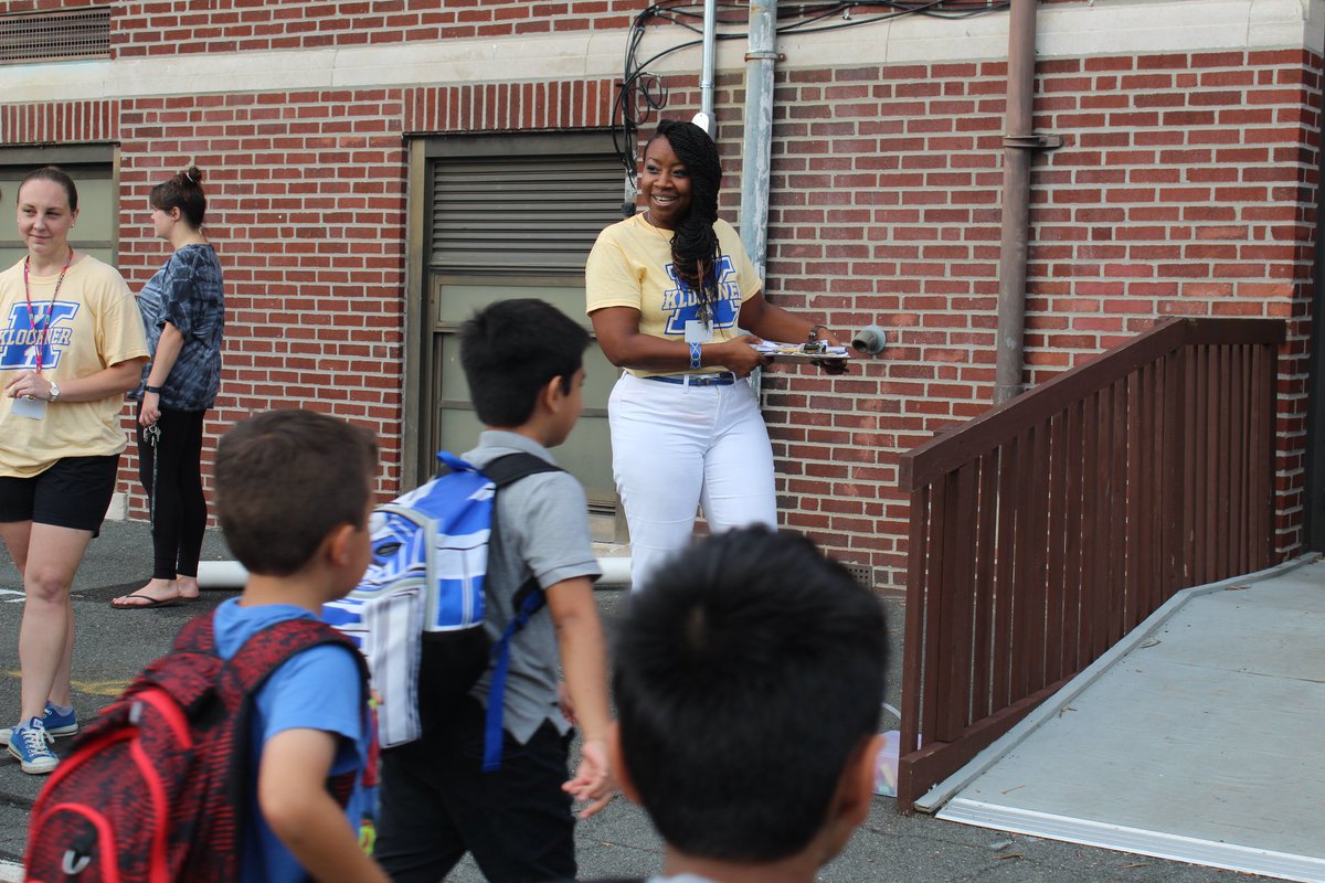 WeAreHTSD's tweet photo. It's Day 3 in our @WeAreHTSD Back To School series. Greenwood Elementary School, @LangtreeSchool, @KlocknerSchool &amp; @grice_htsd began their day off with smiles and team spirit #htsd #htsdpride #differencemakershtsd https://t.co/pjEtkU0eoS
