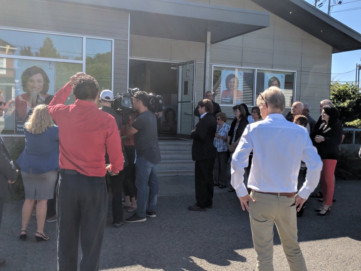 Vero_Tremblay's tweet photo. En présence de ma merveilleuse équipe de bénévoles pour le point de presse conjoint avec @CarlosJLeitao. C'est tous ensemble qu'on forme une équipe solide! #polqc #qc2018 #plq https://t.co/YCV8xLtBj2