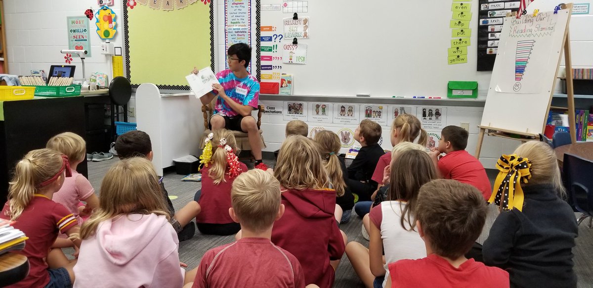 RaiseRead_SC's tweet image. Happy #UnitedWayDayofCaring! We have volunteers reading at elementary schools across Story County this morning. Thanks to these @ACSD_News HS DECA students for reading at Ballard West! #LIVEUNITED @LiveUnitedStory