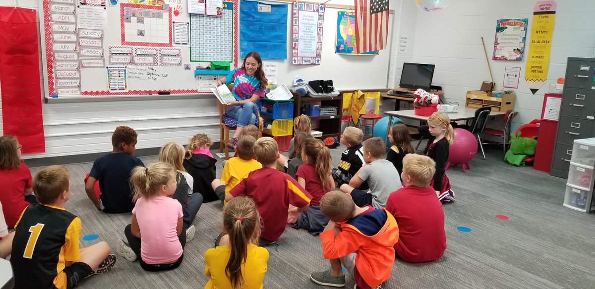 RaiseRead_SC's tweet image. Happy #UnitedWayDayofCaring! We have volunteers reading at elementary schools across Story County this morning. Thanks to these @ACSD_News HS DECA students for reading at Ballard West! #LIVEUNITED @LiveUnitedStory