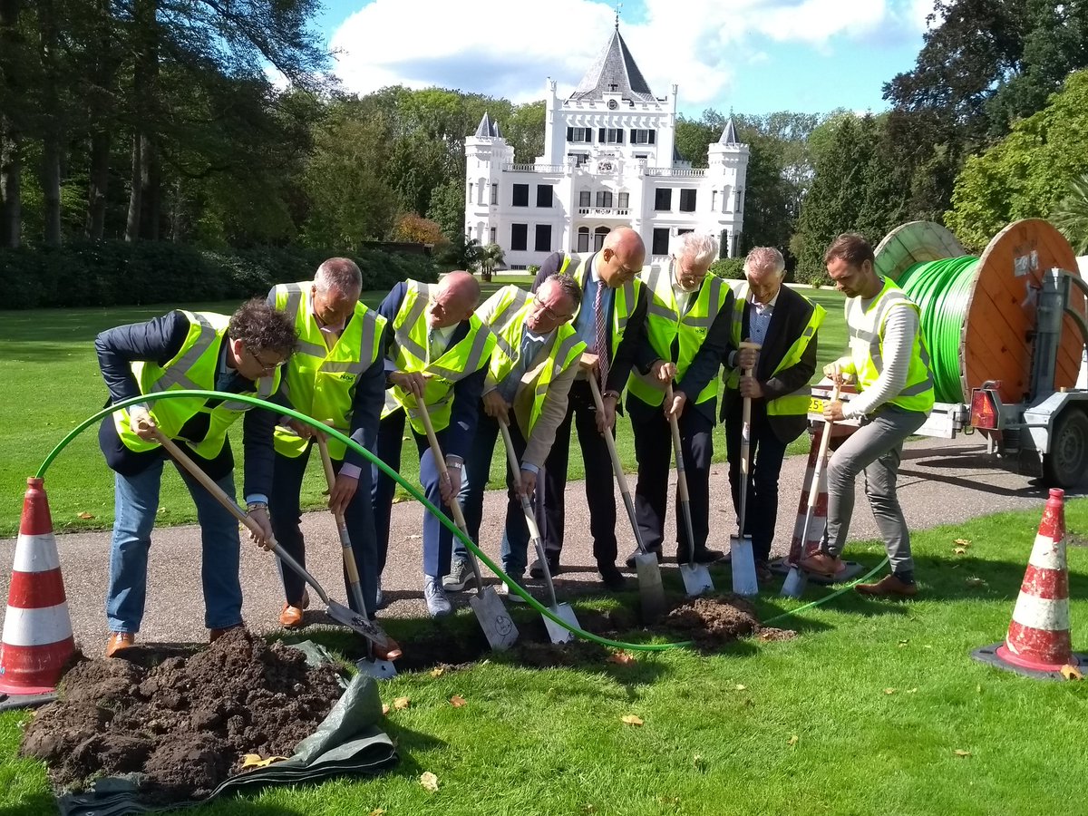 De spa is in de grond! De aanleg van glasvezel in de Kromme Rijnstreek is nu echt begonnen. Volgend jaar heeft iedereen snel internet.