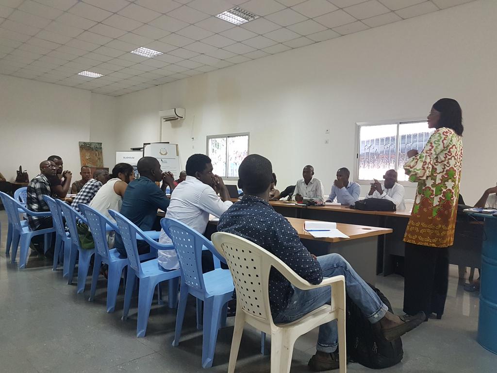 sirasaad03's tweet photo. #AgroGuineeLab 🏢🌱 @sidibe_diaka Formation des 25 jeunes lauréats du #BOCEJ #Fonij #2IE sur les Aspects Juridiques de la Création #Entreprise et de la notion de propriété #Intellectuelle
Soutenons nos #Jeunesentrepreneurs 💪👫 https://t.co/OA8DFY4Eu8