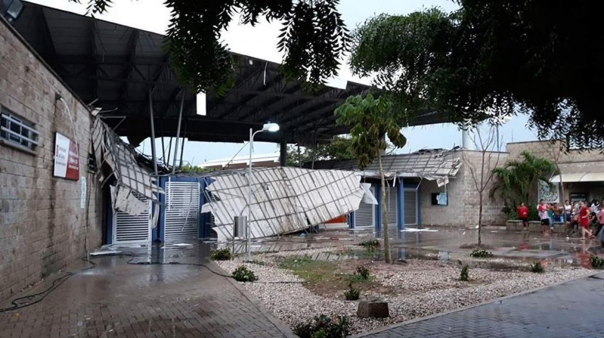 luiscartur's tweet photo. #Barranquilla || La cubierta del cielo raso del colegio de la Fundación Pies descalzos en corregimiento de La Playa en Barranquilla se desplomó esta tarde dejando un menor lesionado, confirmó el Cuerpo de Bomberos de Barranquilla. https://t.co/xoggdU7PQp https://t.co/WiFOHBrWt0