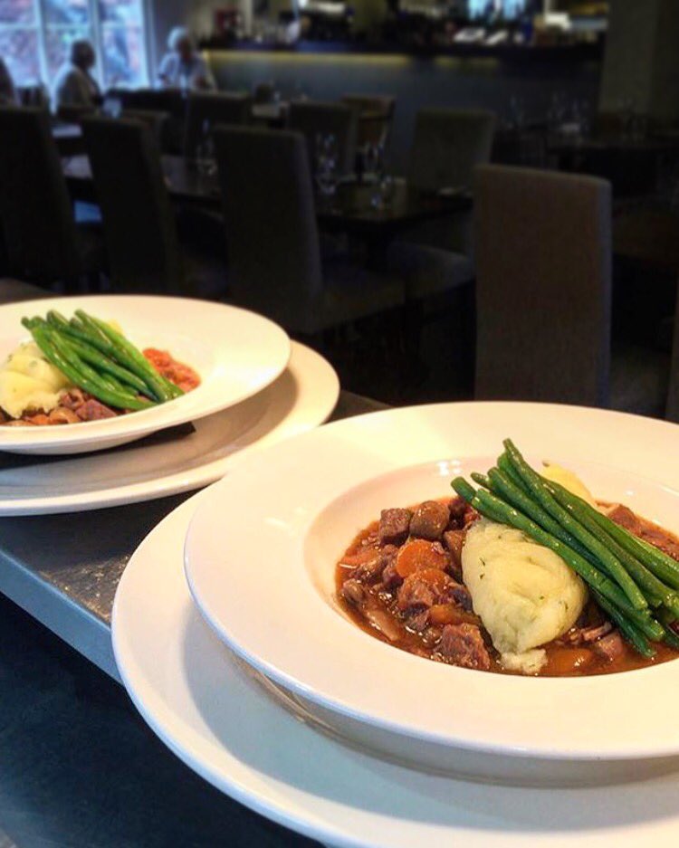 New food alert! 🚨 Beef Bourguignon with Mashed Potato, Green Beans, and Carrots 🥘 Try this delicious dish, on the lunch set menu today! 🥂
•
•
•
•
•
•
#harveysoffishstreet #independentshrewsbury #beefbourguignon #resturant #originalshrewsbury #localproduce