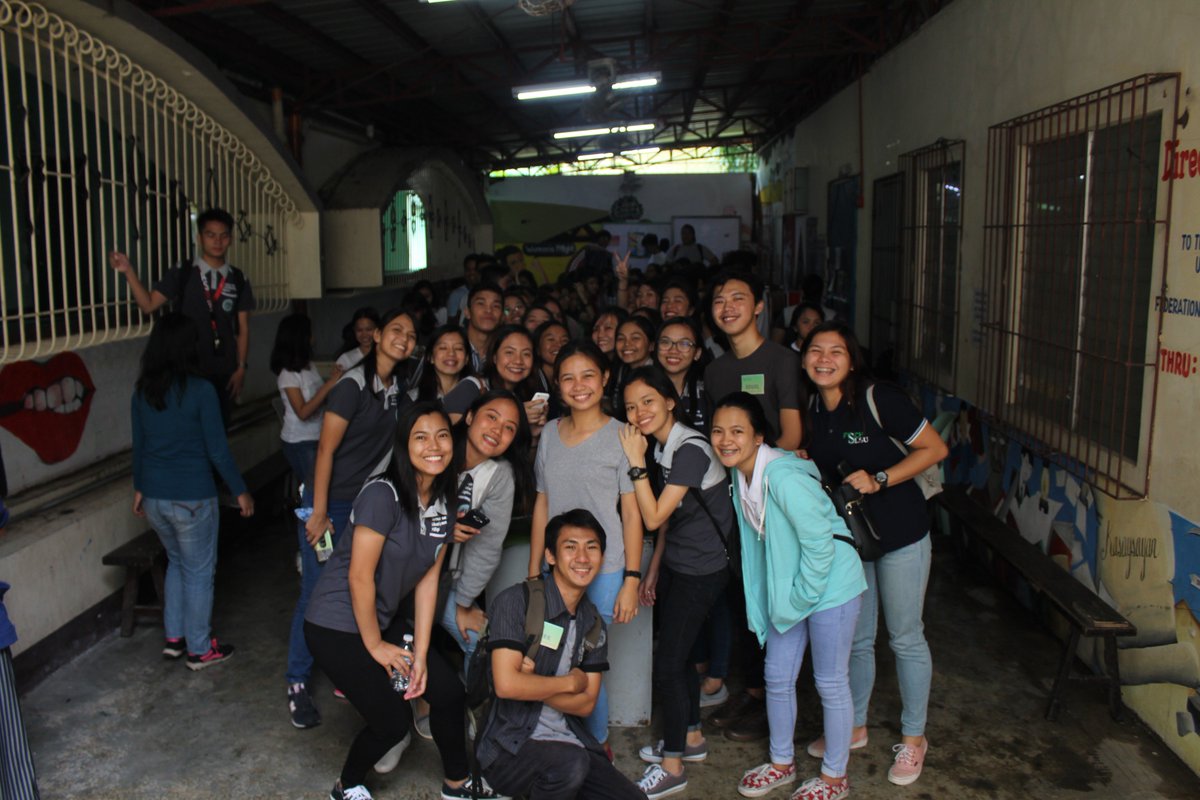 slsupsych's tweet photo. Psych Fam's Boodle Fight 😋💚 https://t.co/BZKC0nHmub