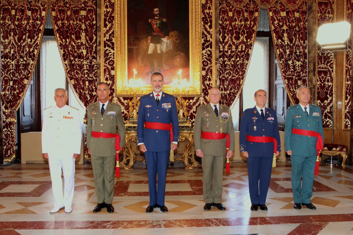 CasaReal's tweet photo. El Rey se reunió con un grupo de generales de división y vicealmirante https://t.co/eXSw4kVn9t https://t.co/J4XamTz7xB