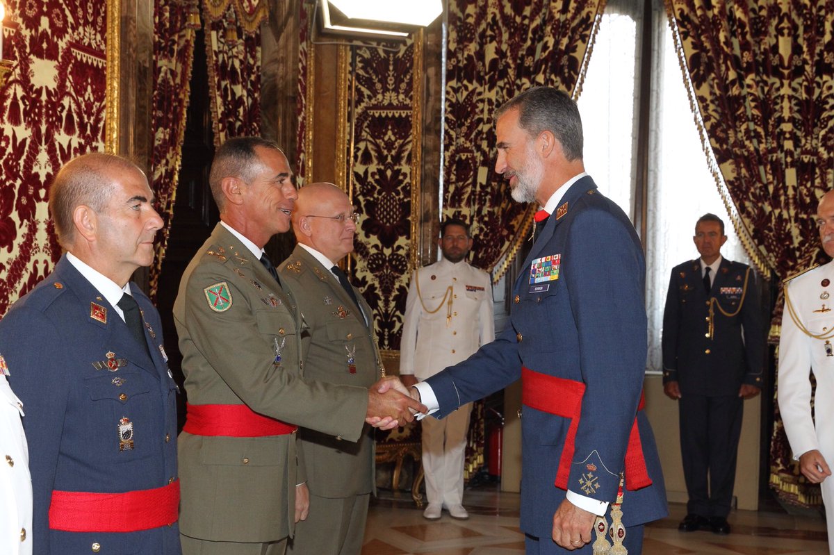 CasaReal's tweet photo. El Rey se reunió con un grupo de generales de división y vicealmirante https://t.co/eXSw4kVn9t https://t.co/J4XamTz7xB