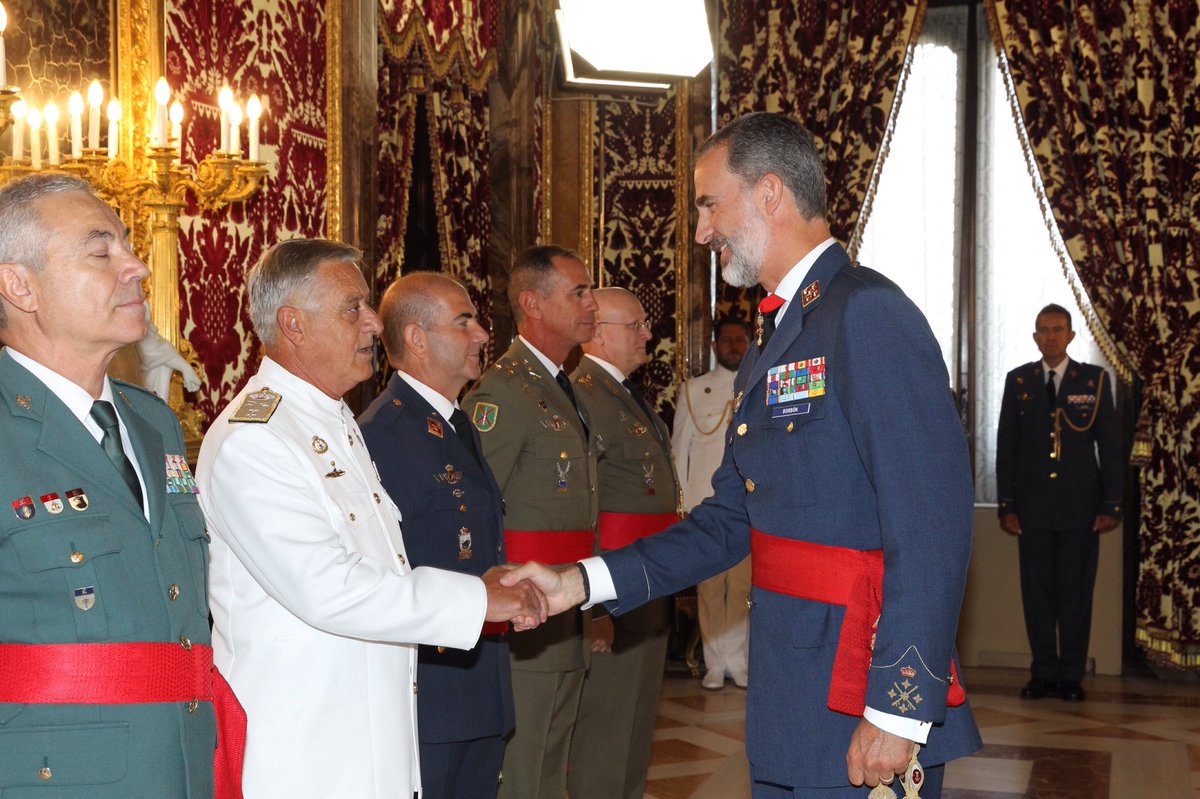 CasaReal's tweet photo. El Rey se reunió con un grupo de generales de división y vicealmirante https://t.co/eXSw4kVn9t https://t.co/J4XamTz7xB