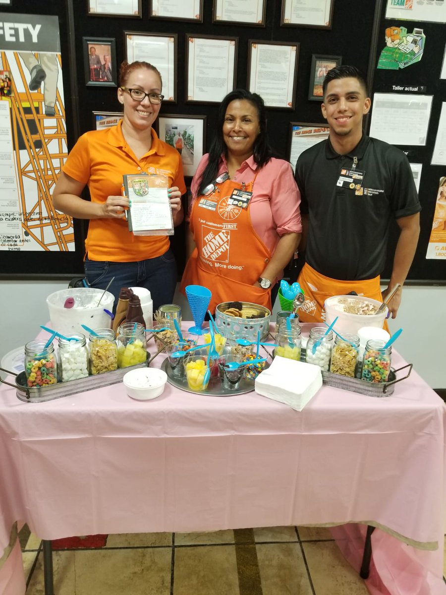 AlfredoOrtizMa5's tweet photo. #DOINGTHERIGHTTHING #METNIGHTTEAM Recognizing Damaris for living the values of our company and being aware of yhe security of our associates. https://t.co/5MbfF0h4h5
