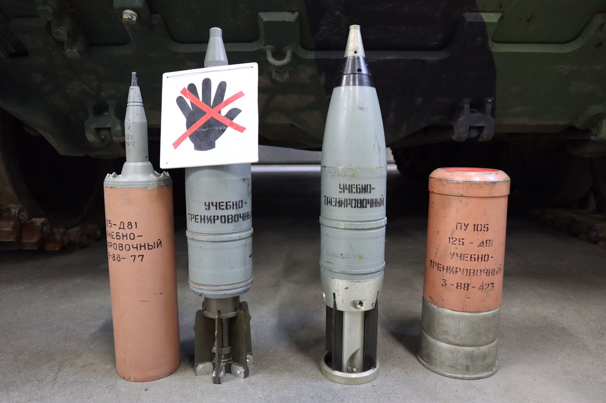 ミリタリ模型郎 パロラにて T 72の前に展示されていた砲弾類 125ミリ砲弾だと思われるが詳細不明 砲弾の種類などがわかる方 いらっしゃいましたらご教授ください パロラ戦車博物館 フィンランド フィンランド軍 T72 砲弾