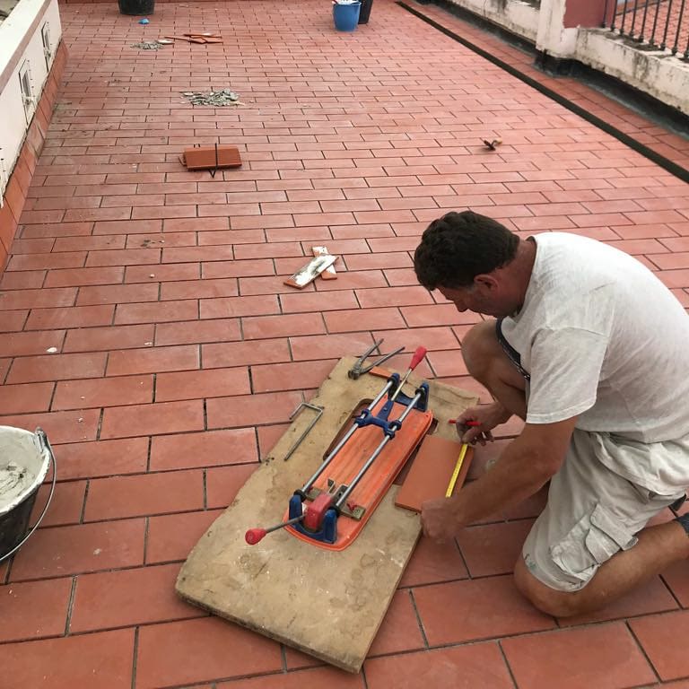 ModoObra's tweet photo. Terminando la solería de San Isidoro 💪🏼

#Sevillahoy #TdsActualidad #reformas #restyling #diseño #soleria #ModoObra #SameSameButDifferent https://t.co/XHjK1SCEUE