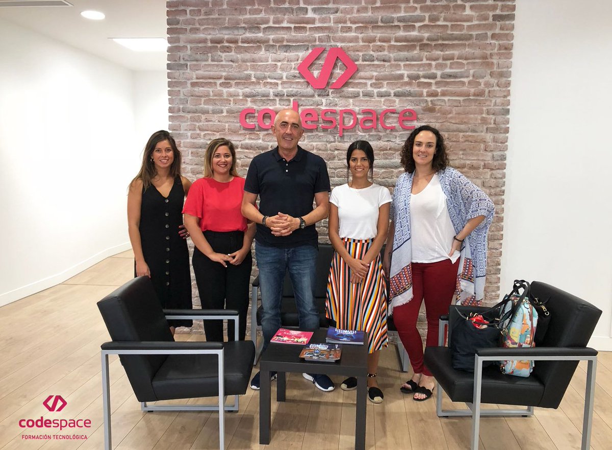 CodeSpaceAcade's tweet photo. ¡Aprender para mejorar! 🤓
Las integrantes de @HRCS_SPAIN @rocabol @blancacarrillom @clauclauu93
han liderado una master class 👩💼 para nuestros alumnos sobre orientación profesional. 🔝
#CodeSpaceAcademy #CodeSpace #Málaga #Masterclass #Formación #Evento https://t.co/pQTNkc6RUz