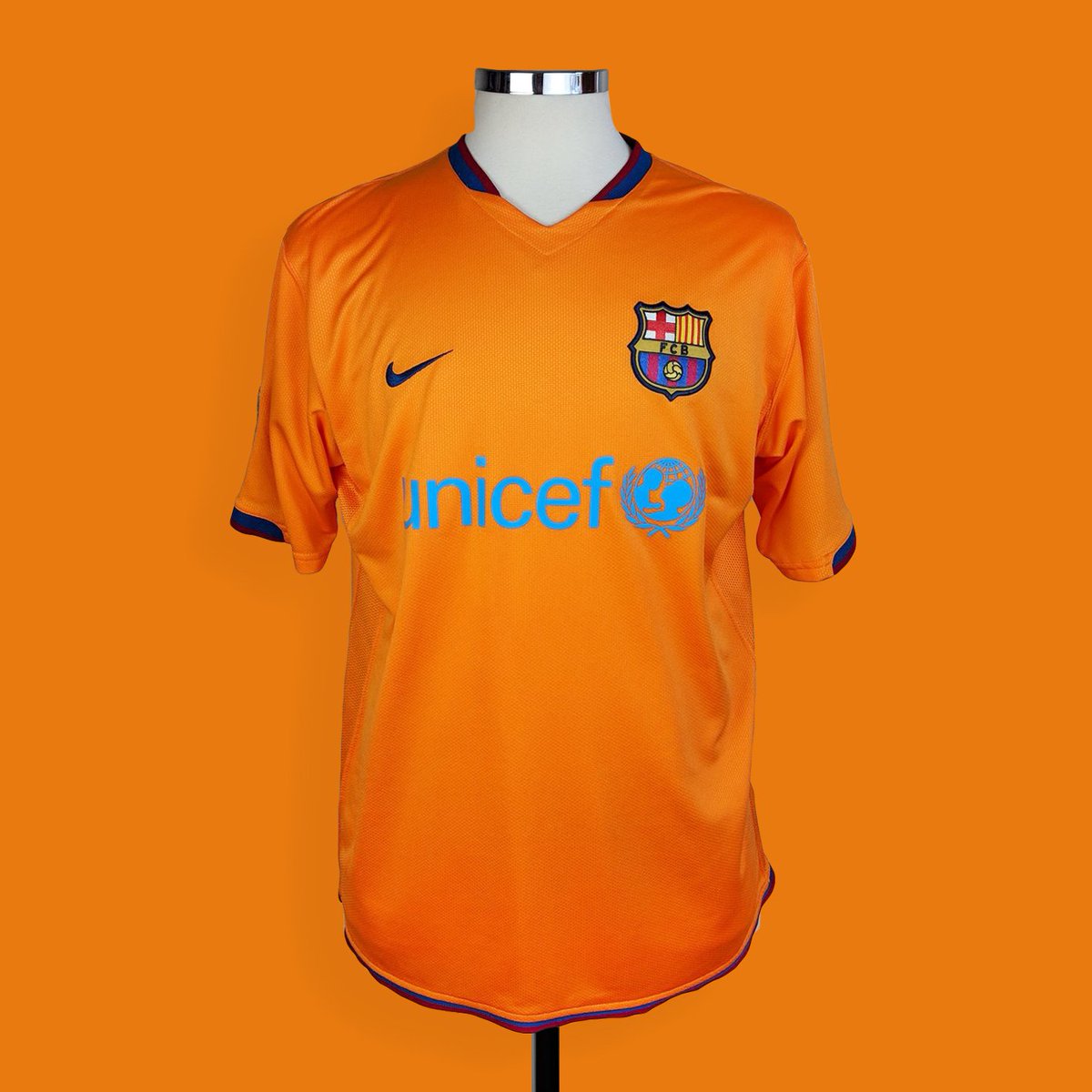 praktijk Voorbijgaand Taiko buik Classic Football Shirts on Twitter: "#OnThisDay 2006: Barcelona agreed a  deal to add Unicef to the shirts. This was the first sponsor to appear on a  Barca kit Shop Barca classics here -