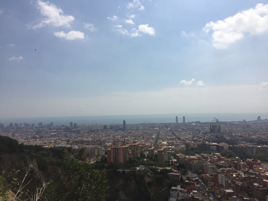 architetti_PZ's tweet photo. Con la visita guidata ai luoghi oggetto di recenti interventi di riqualificazione urbana e attuazione del Piano dei Quartieri di Trinitat Nova si chiude la nostra settimana intensiva a #Barcelona
Gracias @Geografia_UAB @UABBarcelona @UninaIT https://t.co/HnRqrtyP9l
