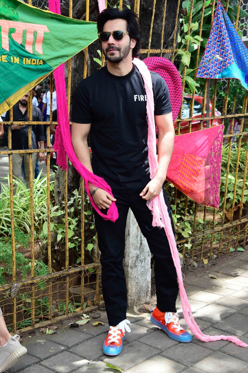 LehrenNetworks's tweet photo. #VarunDhawan #AnushkaSharma #SuiDhaagaMadeInIndia #LatestBollywoodNews #LehrenBollywood #BollywoodNews2018 #Lehren #30YearsOfLehren
Varun Dhawan and Anushka Sharma opt for a colourful way to promote Sui Dhaaga: Made in India
Stay tuned to: https://t.co/C1LPiZpHo8
@Varun_dvn https://t.co/DwFkgthK9g