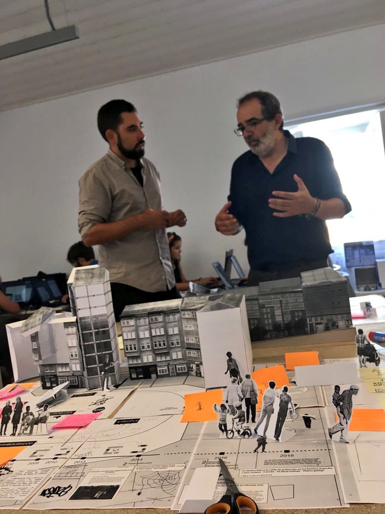 xiaovarela's tweet photo. Impresionado coa evolución do curso de verán #emptycoruna da @UDC_gal Discutindo as consecuencias da crise no urbanismo da cidade. Falamos cos organizadores e alumnado da relevancia do traballo que están a facer e de como darlle continuidade co apoio do @ConcelloCoruna https://t.co/2j5qRLqMhZ