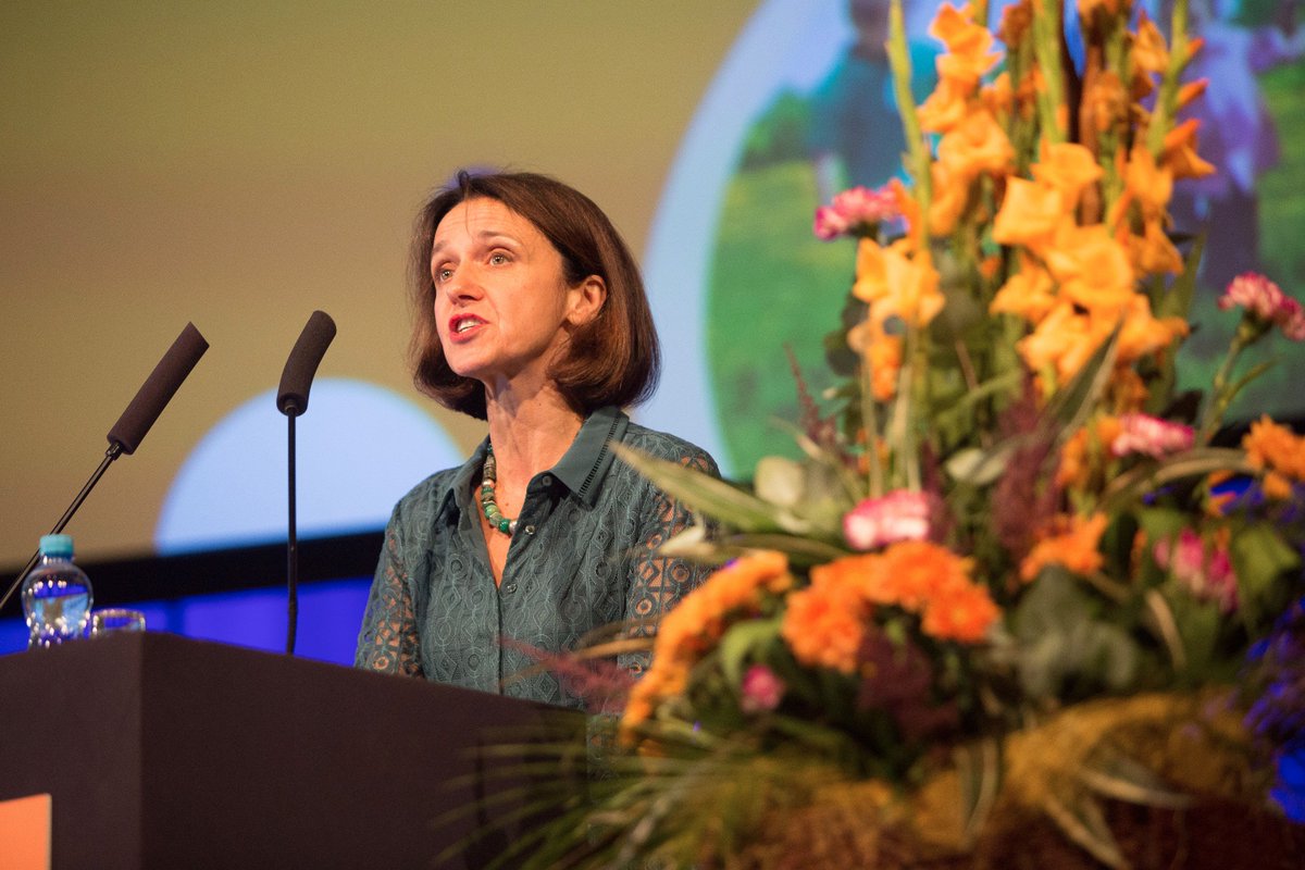 usoud_official's tweet photo. Soudkyně ÚS Kateřina Šimáčková obdržela v rámci XXII. Světového kongresu ISPCAN 2018 v Praze cenu za mimořádný přínos k ochraně dětí v České republice.  @ISPCAN #ispcan2018 https://t.co/5AEd7kI7Qc