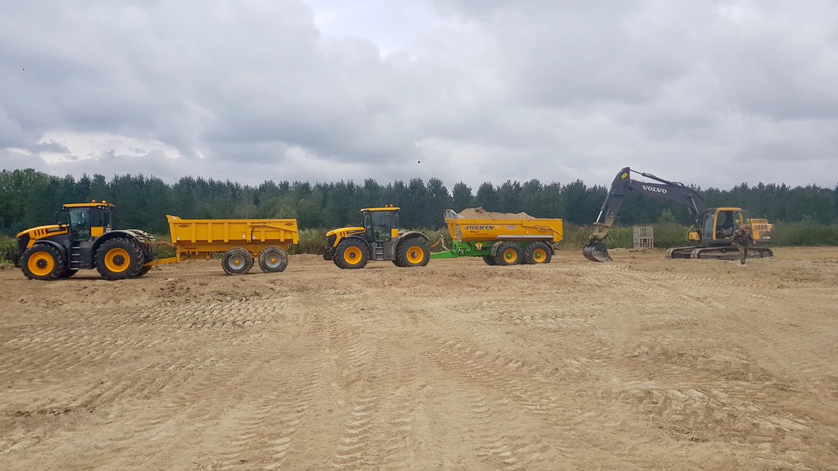 SGLMLoc's tweet photo. Voici nos engins en action pour le terrassement d’une sucrerie à Chevrières (60710).
Vous pouvez voir : Fastrac 8330, 330 ch
Fastrac 4220, 235ch avec benne tp joskin 22/50
Pelle mécanique Volvo ec210, 22 tonnes.
#SGLM #FASTRAC🚜 #PELLE https://t.co/FYYf16LehT