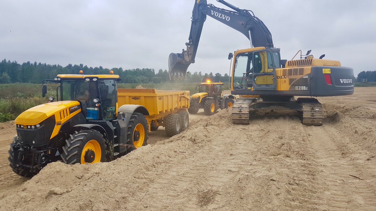 SGLMLoc's tweet photo. Voici nos engins en action pour le terrassement d’une sucrerie à Chevrières (60710).
Vous pouvez voir : Fastrac 8330, 330 ch
Fastrac 4220, 235ch avec benne tp joskin 22/50
Pelle mécanique Volvo ec210, 22 tonnes.
#SGLM #FASTRAC🚜 #PELLE https://t.co/FYYf16LehT
