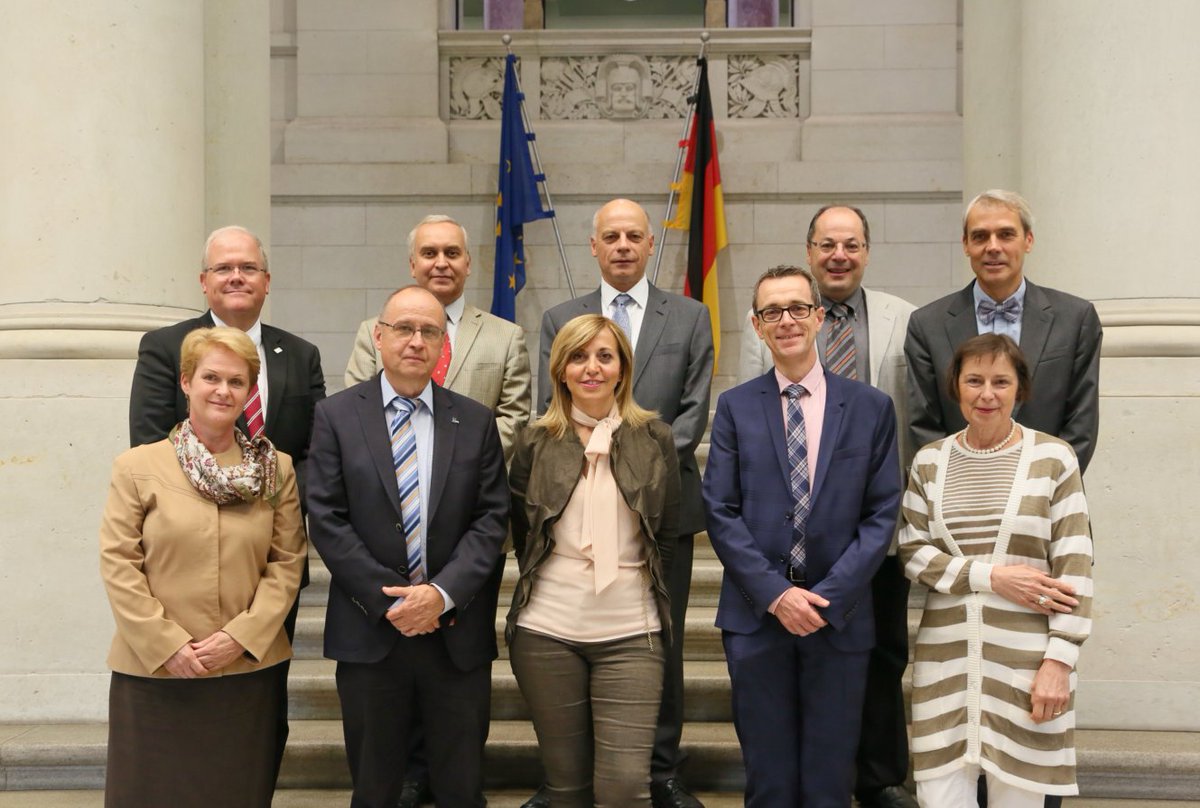 bundesrat's tweet photo. Austausch zwischen europäischen Parlamentsmitarbeitern: das Exekutivkomitee des Europäischen Zentrums für Parlamentarische Wissenschaft und Dokumentation #EZPWD traf sich heute zu einer Arbeitssitzung im #Bundesrat https://t.co/Uq1NunjntG