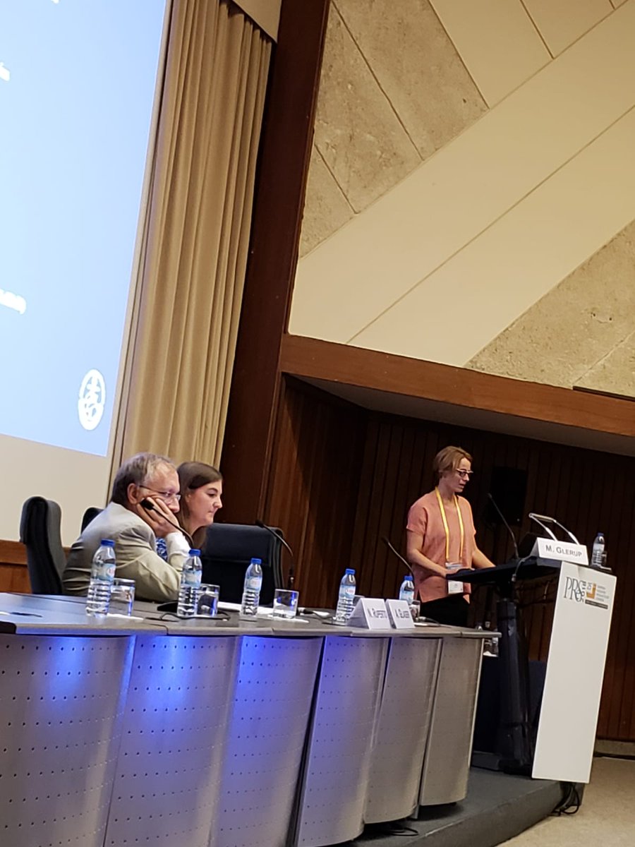 PReSEMERGE's tweet photo. EMERGE members are very involved in #pres2018. Here's Miss Anna Glaser chairing an oral presentations session and Dr Anita Dhanarajani sharing her work #younginvestigators https://t.co/DDIQ2cbEeM