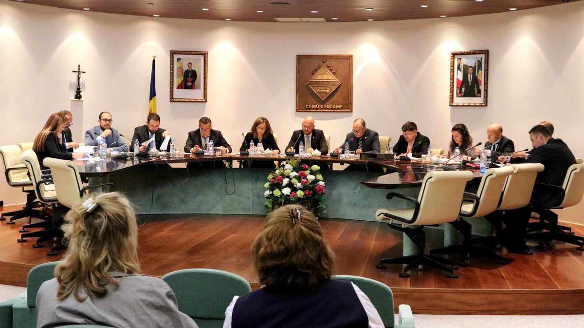ComuEncamp's tweet photo. El conveni d’inversions entre el Comú d’Encamp, Saetde i Funisa centra el debat de la sessió de comú. https://t.co/aGqis03kXK https://t.co/PSiLkhVztv