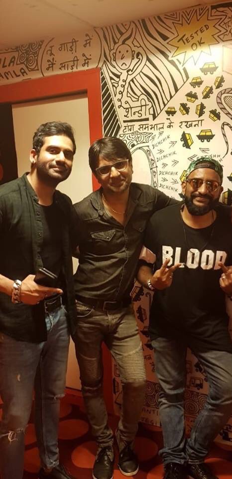 HarshitHaaleDil's tweet photo. #LongDay
Had a 6 #RadioStations visit in a day
#RadioNasha91.9FM #BigFM92.7 #REDFM93.5 #RadioONE94.3 #FEVER104FM #MAGIC106.4FM for #Interviews of my Upcoming Movie #HOTELMILAN
Thx 2 #HareshPatel #VishalMishra #AnuragBedi sir......& our #Lyricist #Kumaar bhai #DevNarayan.....!!! https://t.co/k9i4yryqn9