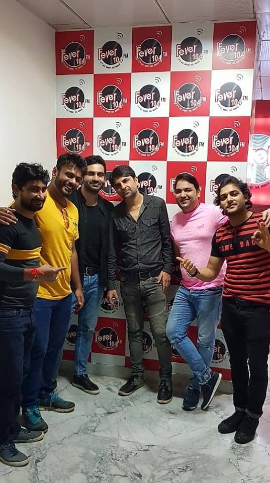 HarshitHaaleDil's tweet photo. #LongDay
Had a 6 #RadioStations visit in a day
#RadioNasha91.9FM #BigFM92.7 #REDFM93.5 #RadioONE94.3 #FEVER104FM #MAGIC106.4FM for #Interviews of my Upcoming Movie #HOTELMILAN
Thx 2 #HareshPatel #VishalMishra #AnuragBedi sir......& our #Lyricist #Kumaar bhai #DevNarayan.....!!! https://t.co/k9i4yryqn9